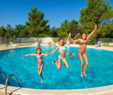 Piscine ronde avec enfants sautant dans le camping Mobile home tout confort Alexandre