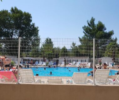 Piscine du camping avec transats et baigneurs au mobile home tout confort Alexandre