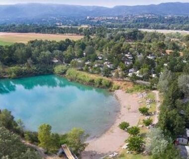 Lac turquoise et plage boisée au Mobile home tout confort Alexandre