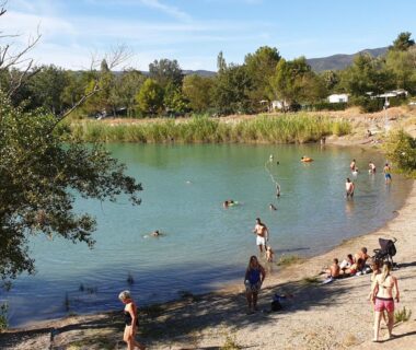 Rivage du lac avec baigneurs au mobile home tout confort Alexandre