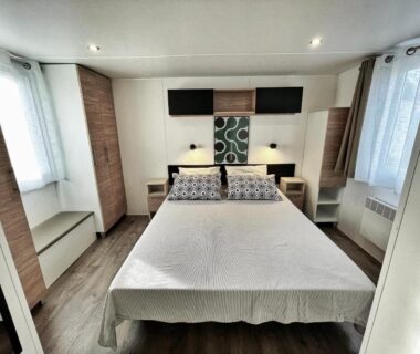 Intérieur chambre double avec lit et rangements dans le mobile-home tout confort le Célestin