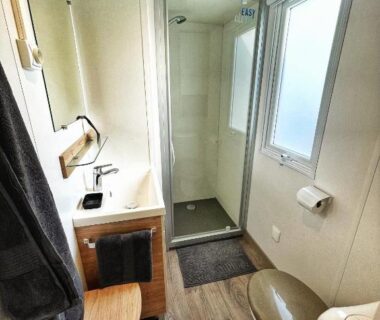 Salle de bain avec douche lavabo et WC dans le mobile home le Célestin