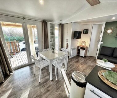 Coin repas et terrasse lumineuse au mobile-home tout confort le Célestin