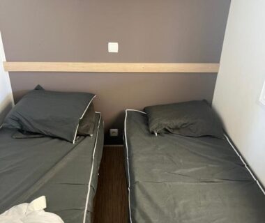 Chambre avec deux lits dans le Mobilehome