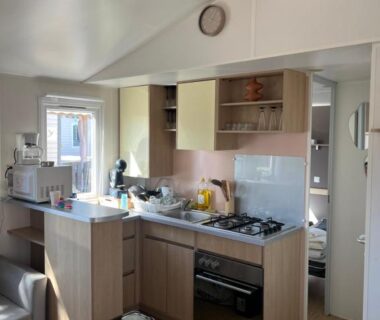 Cuisine ouverte et coin repas dans le Mobilehome