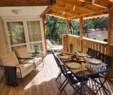 Terrasse couverte avec table dressée et chaises du mobilehome Leï Suves Côte d'Azur