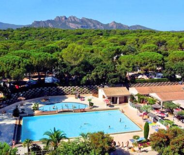 Piscine extérieure avec transats au Mobilehome Leï Suves Côte d'Azur
