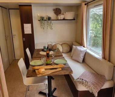 Coin repas avec banquette et table dans le Mobilehome Leï Suves Côte d'Azur