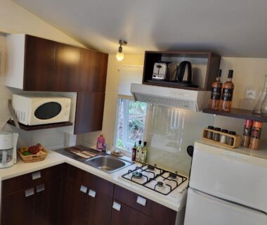 Coin cuisine équipé avec microondes et réfrigérateur dans le Mobilehome Leï Suves Côte d'Azur