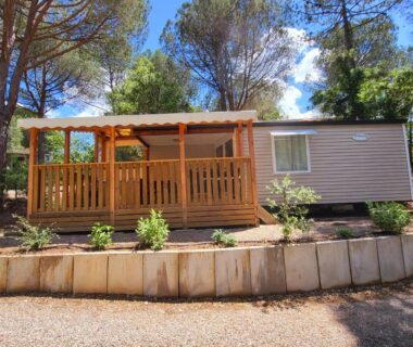 Terrasse bois ombragée devant mobil-home au Mobilehome Leï Suves Côte d'Azur