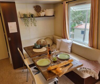 Coin repas avec table dressée dans le Mobilehome Leï Suves Côte d'Azur