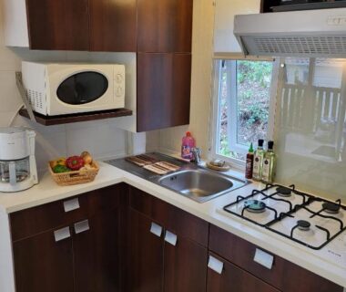 Cuisine compacte avec évier gazinière et micro-ondes dans le mobil-home Leï Suves Côte d'Azur
