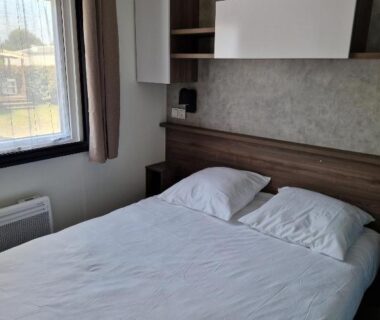 Chambre avec lit double dans le Mobilehome familial