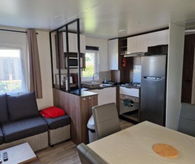 Intérieur avec coin salon et cuisine du Mobilehome familial