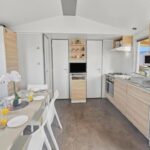 Intérieur cuisine et coin repas dans le Mobilhome