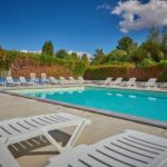 Piscine extérieure avec transats au Mobilhome