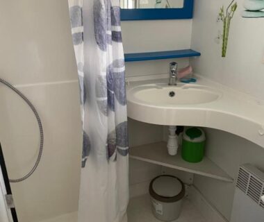 Salle de bain avec douche cabine et lavabo du Mobilhome