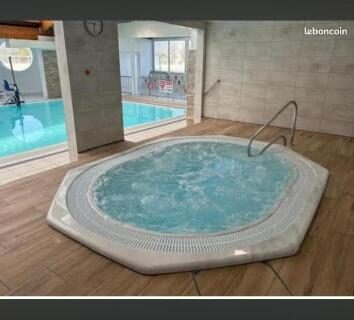 Piscine intérieure et bain à remous dans le Mobilhome