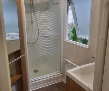 Salle de bain avec douche et lavabo dans le Mobilhome