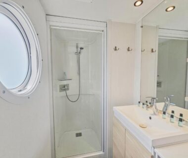 Salle de bain avec cabine de douche et vasque dans le Mobilhome