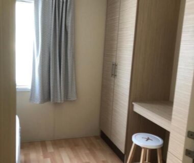 Chambre avec armoire tabouret et fenêtre du Mobilhome 2 Chambres 2 SDB