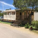 Terrasse et façade en bois au camping en Occitanie du Mobilhome 2 Chambres 2 SDB