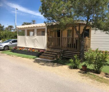Terrasse et façade en bois au camping en Occitanie du Mobilhome 2 Chambres 2 SDB