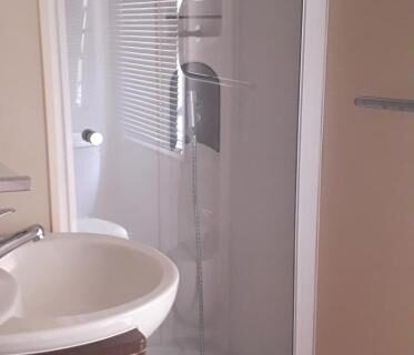 Salle d'eau avec douche vitrée dans le Mobilhome 2 Chambres 2 SDB