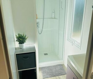 Salle d'eau avec cabine de douche et fenêtre du Mobilhome 228 proche du Lac