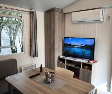 Séjour avec table télévision et climatisation dans le Mobilhome 228 proche du Lac