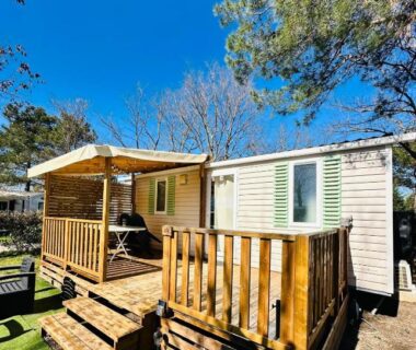 Terrasse en bois devant le mobilhome 228 proche du Lac