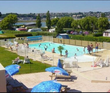 Piscine extérieure avec transats et parasols au Mobilhome