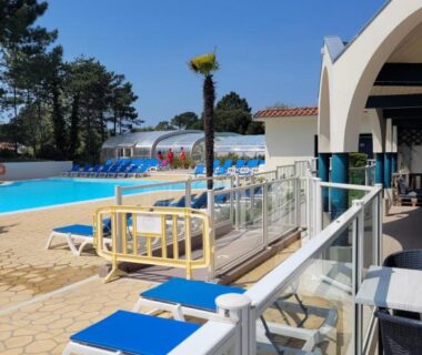 Bord de piscine avec transats et bar du Mobilhome