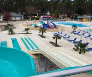 Piscine avec toboggans et transats au camping Mobilhome