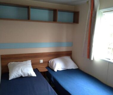 Chambre avec deux lits simples et fenêtre dans le Mobilhome 3 chambres Clim 6 Personnes