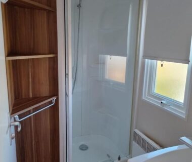 Salle de douche avec cabine vitrée dans le Mobilhome 3 chambres Clim 6 Personnes