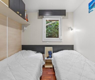 Intérieur chambre avec deux lits dans le Mobilhome 3 chambres St Aygulf