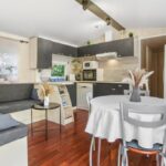 Intérieur avec coin salon et cuisine ouverte dans le Mobilhome 3 chambres St Aygulf