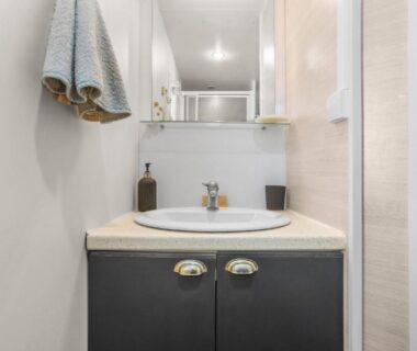 Salle d'eau avec lavabo miroir et serviettes dans le Mobilhome 3 chambres St Aygulf