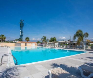 Piscine extérieure avec transats au camping Mobilhome 3 chambres St Aygulf