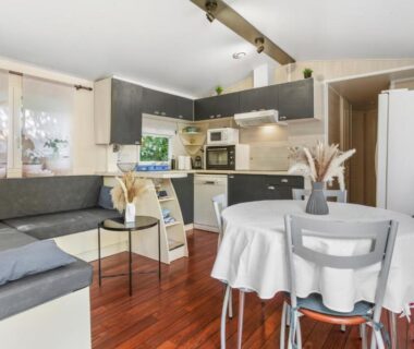 Intérieur avec coin salon et cuisine ouverte dans le Mobilhome 3 chambres St Aygulf