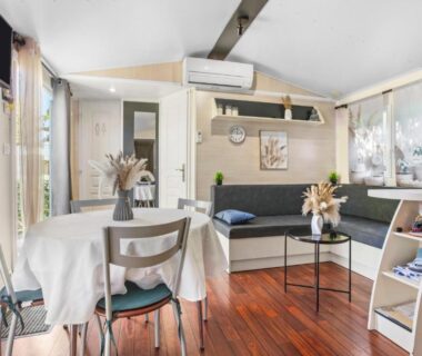 Salon avec coin repas et canapé dans le mobilhome 3 chambres St Aygulf