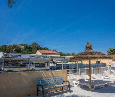 Terrasse de piscine avec transats et parasols au Mobilhome 3 chambres St Aygulf