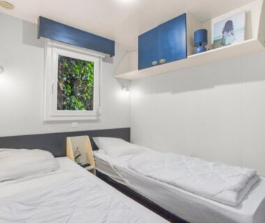 Chambre avec deux lits et fenêtre dans le Mobilhome 3 chambres St Aygulf