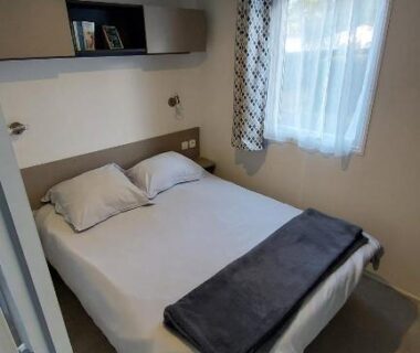 Chambre double avec lit et rangements dans le Mobilhome 3 chambres TV-WIFI-Lave-linge