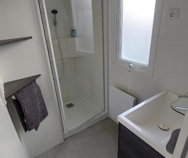 Salle d'eau avec douche et lavabo dans le Mobilhome 3 chambres TV-WIFI-Lave-linge