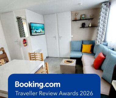 Intérieur avec salon télévision et coin repas dans le Mobilhome 3 chambres TV-WIFI-Lave-linge