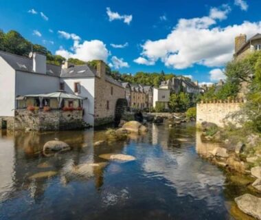 Rivière bordée de maisons et rochers dans le village, Mobilhome 3 chambres TV-WIFI-Lave-linge