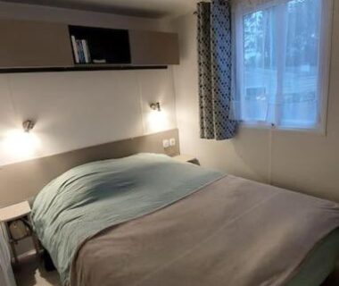 Chambre avec lit double et luminaires dans le Mobilhome 3 chambres TV-WIFI-Lave-linge