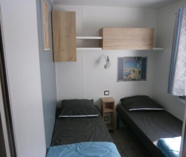 Chambre deux lits simples et chevet dans le Mobilhome 3 chambres tout confort proche de la plage